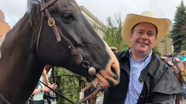 رئيس حكومة ألبرتا جايسون كيني شارك في الاستعراض الافتتاحي على ظهر الحصان تكساس فس 05-07-2019/Geneviève Normand/Radio-Canada