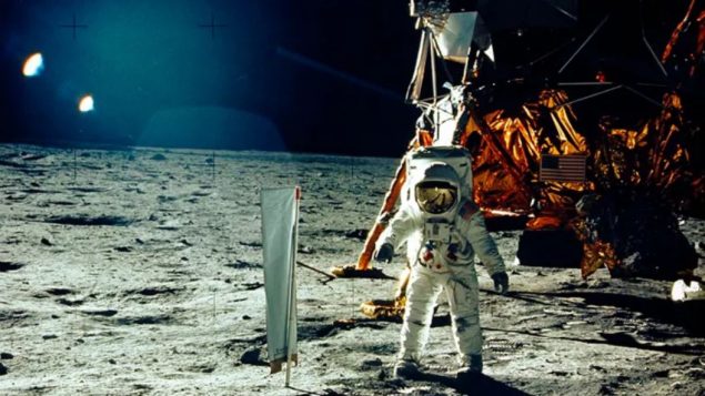 رائد الفضاء الأميركي ادوين (باز) ألدرين نزل على سطح القمر مع رفيقه نيل ارمسترونغ في 20-09-1969/Neil Armstrong/NASA/Reuters