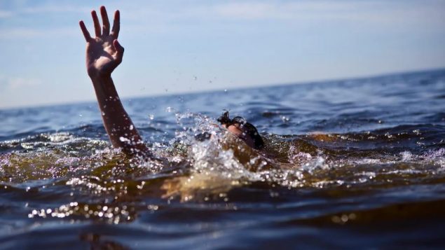 يمكن للأطفال الغرق في مكان يكون قيه مستوى الماء 2,5 سم فقط، وفقا لهيئة الإنقاذ الكندية - iStock / Anton Sokolov