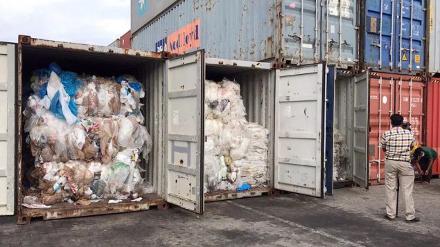 حاويات مليئة بنفايات بلاستيكيّة تمّ العثور عليها في سيهانوكفيل في كمبوديا/ Sea Seakleng/ AP