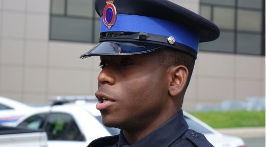 الشرطي جيفون كولي - Patrick Butler / Radio Canada