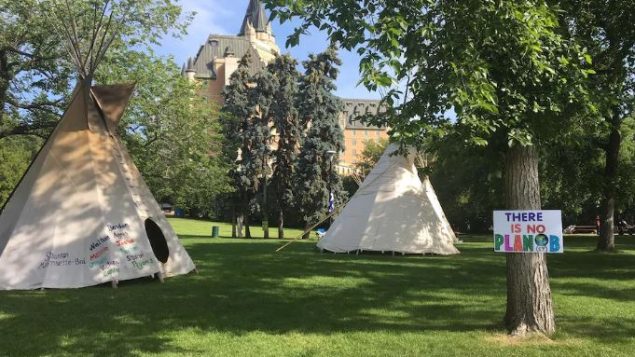 مجموعات بيئيّة نصبت الخيم في متنزّه كيوانيس على مقربة من مكان انعقاد مجلس الفدراليّة استعدادا للمظاهرات المطالبة بحماية البيئة /Trevor Bothorel/ Radio-Canada