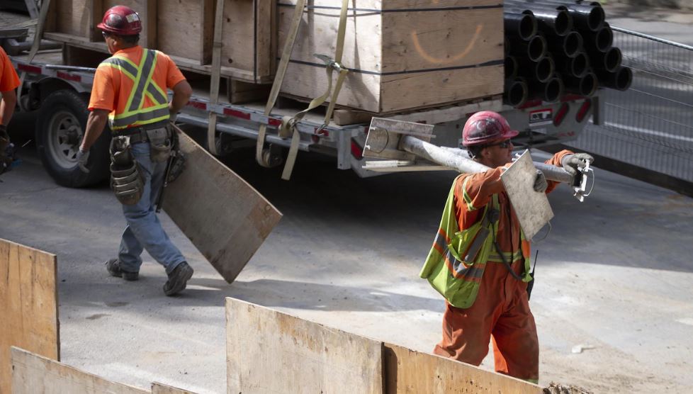 عمال البناء في كيبيك في إجازة مع نصف مليار دولار رواتب العربية Rci