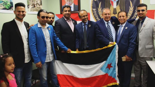 عبد الكريم سعيد (في الوسط) رئيس مكتب المجلس الانتقالي الجنوبي في كندا محاطا بعدد من ممثّلي المجموعة لدى افتتاح المكتب في اوتاوا في 29-06-2019/ TWITTER