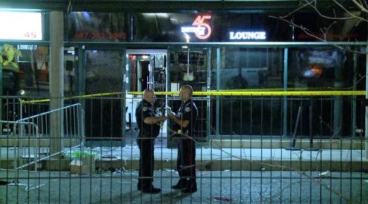 الشرطة تتدخّل بعد إطلاق النار في حانة في حي نورث يورك في تورونتو صباح الاثنين - CBC / Jeremy Cohn