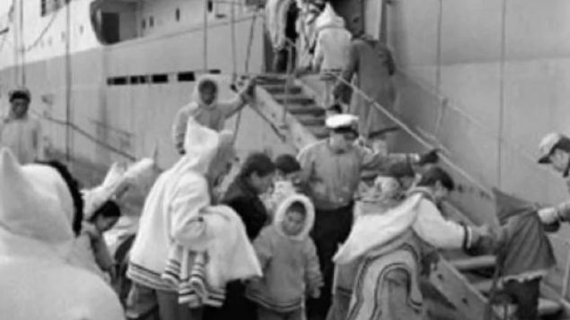 أفراد من قبيلة الإينويت تمّ نقلهم عبر السفن من الشمال الكبير جنوبا نحو المستشفيات لمعالجتهم من مرض السلّ /أرشيف/CBC/هيئة الاذاعة الكنديّة