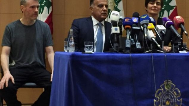 من اليمين: سفيرة كندا لدى لبنان ايمانويل لامورو ومدير الأمن العام اللبناني عبّاس ابراهيم والمواطن الكندي كريستيان باكستر / Mohamed Azakir/Reuters