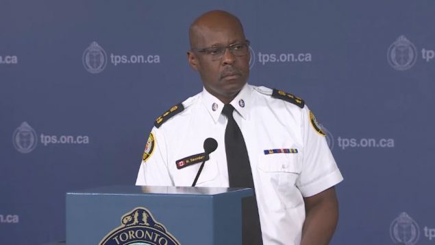 "إنه لأمر مروع أن ترى شخصًا مستعدًا لإطلاق النار في حانة مزدحمة بها 100 شخص."، مارك ساندرز ، رئيس شرطة تورنتو - Radio Canada