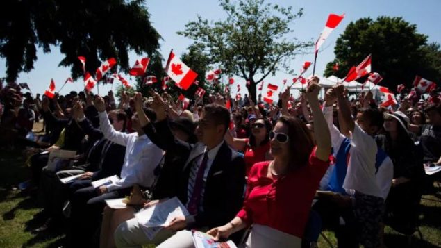 منذ أوائل التسعينيات، تستقبل كندا ما بين 200.000 و 300.000 مهاجر سنويًّا - Darryl Dyck / Canadian Press