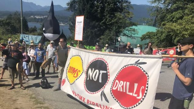 تجمّع المئات في بورنابي للاحتجاج على مشروع توسيع أنبوب النفط ترانس ماونتن/Noémie Moukanda/ Radio-Canada