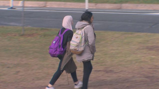 أوضحت الفتاة المسلمة لموظفي الخطوط الجوية الكندية أنها تغطي رأسها لأسباب دينية-(الصورة من الأرشيف)- Radio Canada