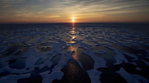 أشعة الشمس في منتصف الليل في الممر الشمالي الغربي في كندا في القطب الشمالي يوم 22 يوليو تموز 2017 - David Goldman / The Associated Press