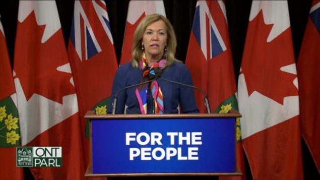 وزيرة الصحّة في أونتاريو كريستين اليوت طلبت من كافة مستشفيات المقاطعة التبليغ عن حالات الاصابة بأمراض رئويّة وتنفسيّة مرتبطة بالسيجارة الالكترونيّة/Radio-Canada