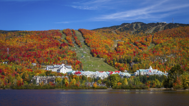 قريةُ مون ترامبلان السياحية بأبهى حللها في فصل الخريف/حقوق الصورة:Station Mont Tremblant