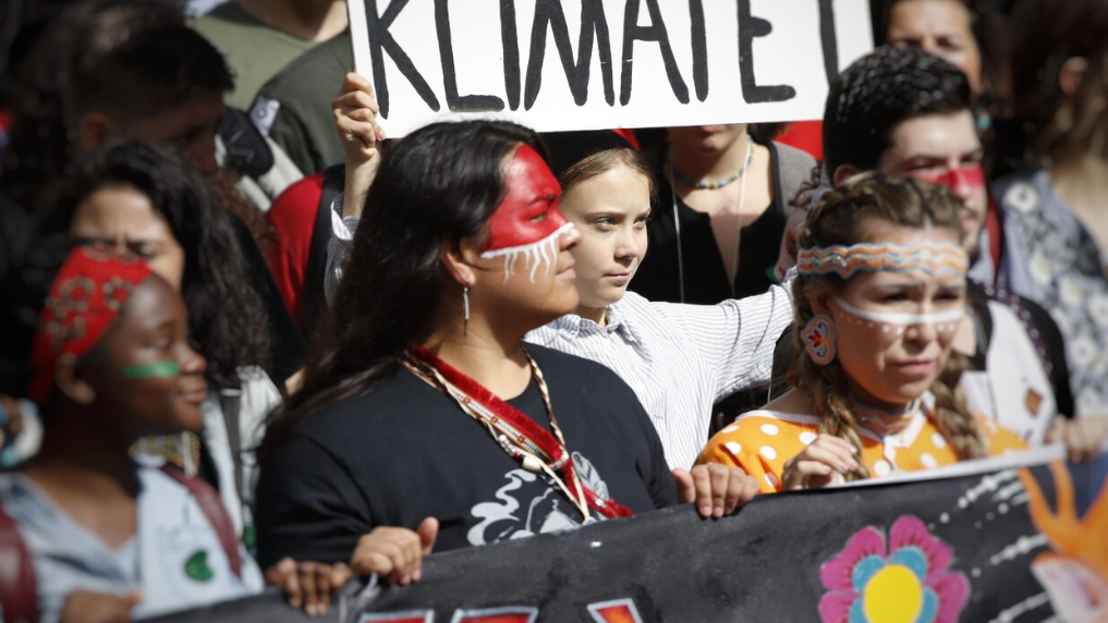 نرى في هذه الصورة الناشطة البيئية السويدية الشابة غريتا تونبرغ تتوسط المتظاهرين الكنديين الشباب من سكان كندا الأصليين في التظاهرة من أجل المناخ الذي شهدتها اليوم مدينة مونتريال في إطار "الإضراب العالمي" من أجل المناخ/ RADIO-CANADA / IVANOH DEMERS