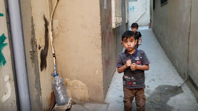 خريجة الإعلام الكندية المكسيكية تعقبت خطوات الأطفال ولعبهم في مخيمات اللاجئين السوريين في لبنان/كارلا ميزا