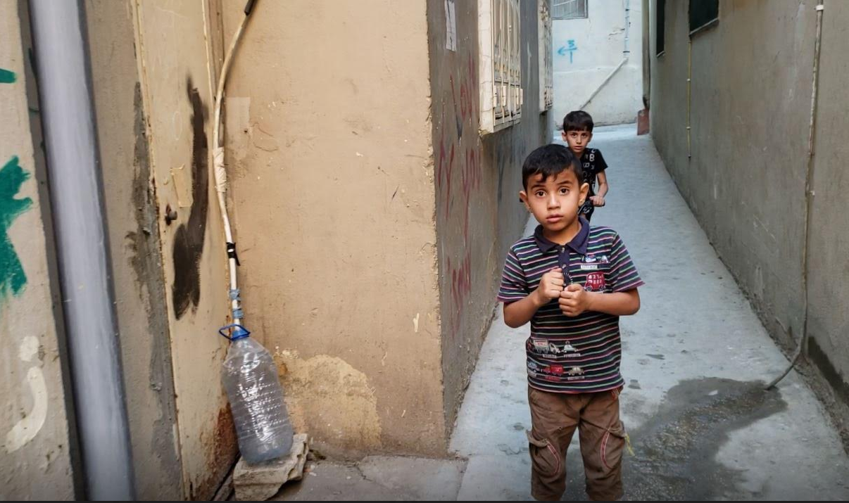 خريجة الإعلام الكندية المكسيكية تعقبت خطوات الأطفال ولعبهم في مخيمات اللاجئين السوريين في لبنان/كارلا ميزا