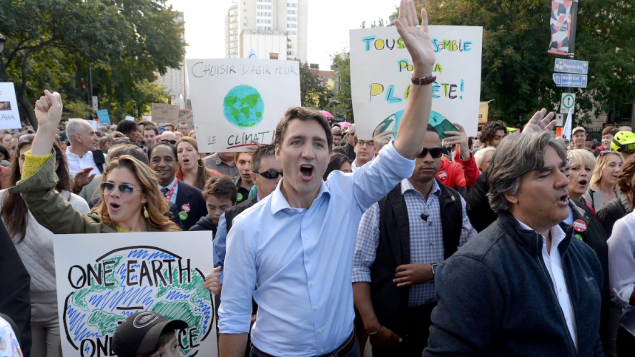 جوستان ترودو يسير في شوارع مونتريال وإلى جانبه زوجته صوفي غريغوار من أجل المناخ/: LA PRESSE CANADIENNE / RYAN REMIOR