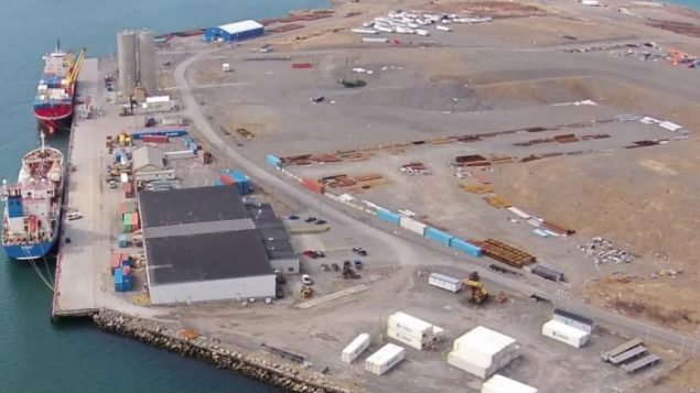مرفأ ارجنتيا في مقاطعة نيوفاوندلاند ولابرادور حيث عثر ت سلطات الخدمات الحدوديّة الكنديّة على 3 أشخاص مختبئين داخل سفينة/Port of Argentia