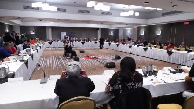 اجتمع أمس الخميس ثلاثون زعيماً من الأمم الأوائل في كيبيك والإنويت مع خمسة وزراء من حكومة فرانسوا لوغو ونائبين من حزب التحالف من أجل مستقبل كيبيك "الكاك" - Radio Canada Frederic Bissonnette /