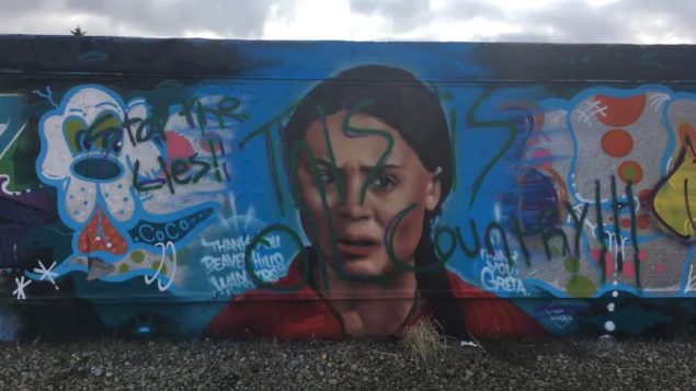 جدارية في ادمنتون تحمل صورة الناشطة البيئية غريتا تونبرغ بعد تشويهها - Radio Canada Andreane Williams /