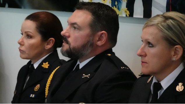 عنصر شرطة مونتريال دومينيك كوتيه (في الوسط) يقول إنّه يصعب على الشابات ضحايا الاتّجار بالبشر طلب المساعدة/ Matéo-Garcia Tremblay/Radio-Canada