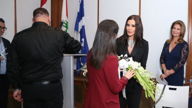 ستريدا جعجع عضوة مجلس النوّاب اللباني تتلقّى باقة من الزهر في قنصليّة لبنان العامّة في مونتريال في 08-10-2019/Nicolas Dib