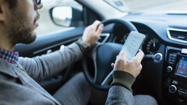 استخدام الهاتف الذكي أثناء القيادة واحد من أبرز مصادر الالتهاء للسائق/Geber86/Getty Images