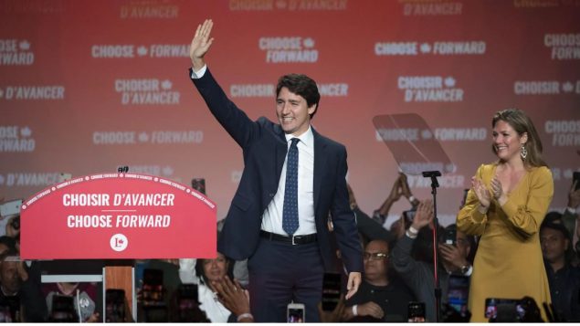 زعيم الحزب الليبرالي جوستان ترودو بعد صدور نتائج الانتخابات وإلى جانبه زوجته صوفي غريغوار/Ivanoh Demers/Radio-Canada