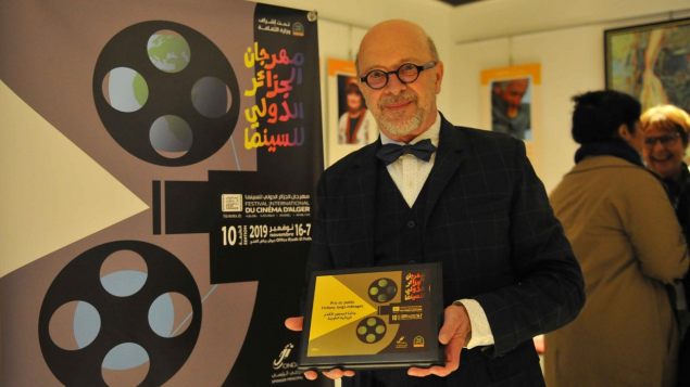 الكندي فرانسوا بوفييه، مخرج فيلم لابولديك يحمل في يديه جائزة الجمهور لمهرجان الجزائر الدولي للسينما - Facebook / Canada In Algeria