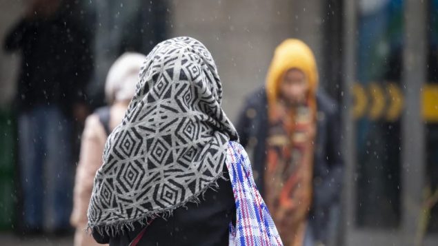 يحظر القانون ، الذي تم إقراره في يونيو حزيران الماضي في الجمعية الوطنية ، ارتداء الرموز الدينية على موظفي الدولة في وضع السلطة ، مثل الشرطة والقضاة وحراس السجن ، وكذلك المعلمين والمعلّمات في شبكة المدارس العمومية - Radio Canada / Ivanoh Demers