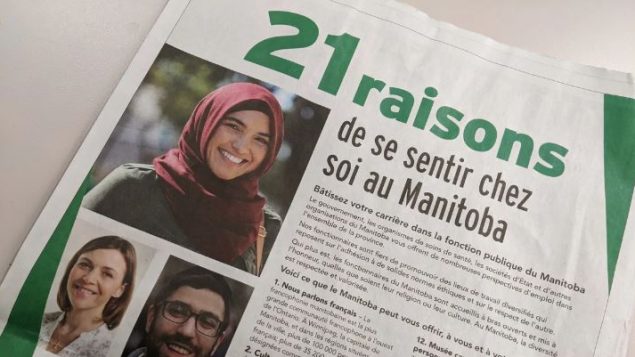 مقطع من إعلان حكومة مانيتوبا في إحدى الجرائد في مقاطعة كيبيك يسرد 21 سببا للعيش في مانيتوبا في إشارة إلى القانون 21 (قانون العلمانية) - Benjamin Shingler / CBC