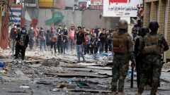 متظاهرون عراقيّون في بغداد وجها لوجه مع قوّات الأمن في 25-11-2019/Khalid Al-Mousily/ Reuters