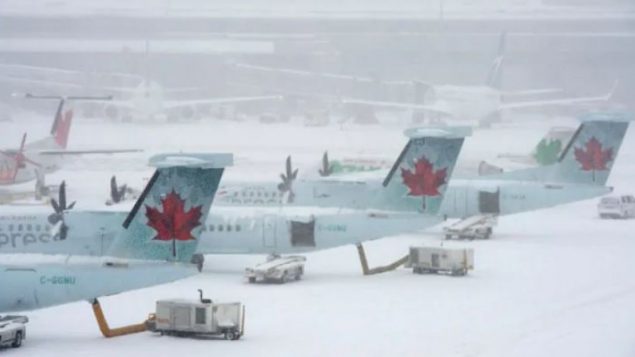 في مطار مونتريال، تمّ إلغاء رحلات متّجهة إلى كلّ من تورونتو وأوتاوا وكيبيك ونيويورك وبوسطن وهاليفاكس وإدمونتون وفانكوفر (أرشيف) - Frank Gunn / The Canadian Press