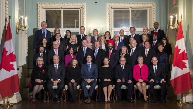 رئيس الحكومة جوستان ترودو (جالسا في الوسط) قدّم حكومته الجديدة في 20-11-2019/Justin Tang/CP