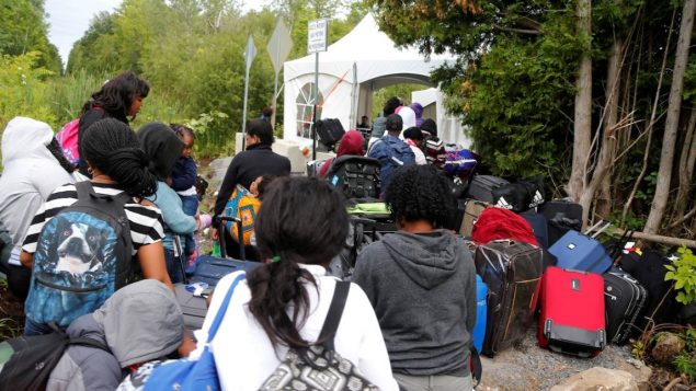 ، يتراوح عدد طالبي اللجوء عبر معبر طريق روكسهام بين 40 و 50 طالبًا يوميًا - الصورة من أرشيف 2017 - Reuters / Christinne Muschi 