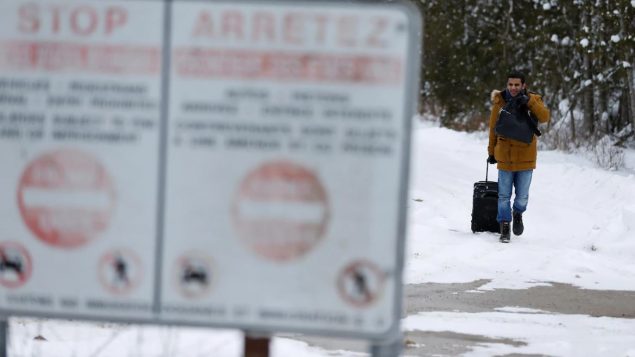 عبر أكثر من 20.500 شخص الحدود بين كندا والولايات المتحدة بشكل غير قانوني في عام 2017. وكان ذلك عبر كيبيك بشكل أساسي. وبلغ عددهم 19.419 في عام 2018 - Reuters / Christinne Muschi