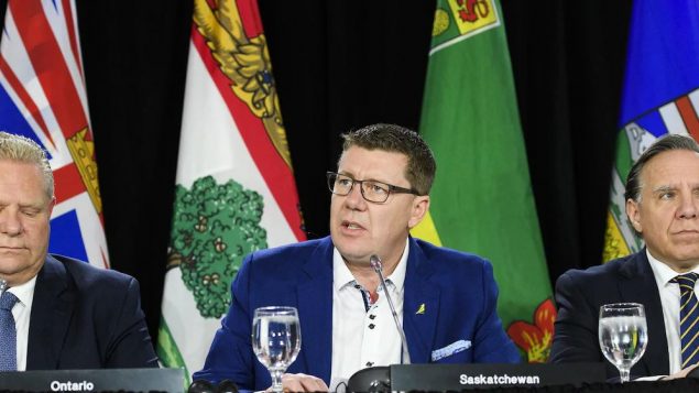من اليمين إلى اليسار : فرانسوا لوغو رئيس حكومة كيبيك، سكوت مو (سسكتشوان) و دوغ فورط (أونتاريو) - The Canadian Press / Nathan Denette