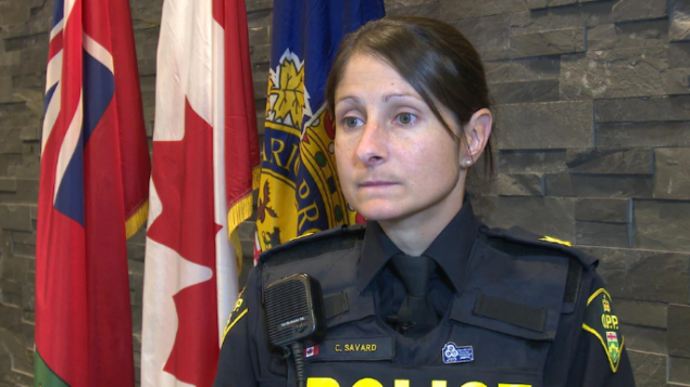 سينتيا سافار الشرطيّة في شرطة أونتاريو تقول إنّ استخدام الخليوي أثناء القيادة مسموح فقط للاتصال برقم الطوارئ في أونتاريو/Frederic Pepin/Radio-Canada