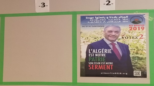 لافتة انتخابية في مقر القنصلية الجزائرية في مونتريال - Photo : Samir Bendjafer / RCI