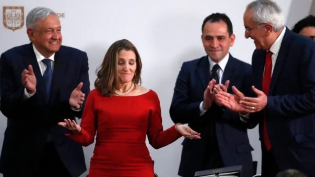 كريستيا فريلاند نائبة رئيس الحكومة الكنديّة والمسؤولون المكسيكيّون خلال التوقيع على اتّفاق نافتا في المكسيك في 10-12-2019/Marco Ugarte/AP
