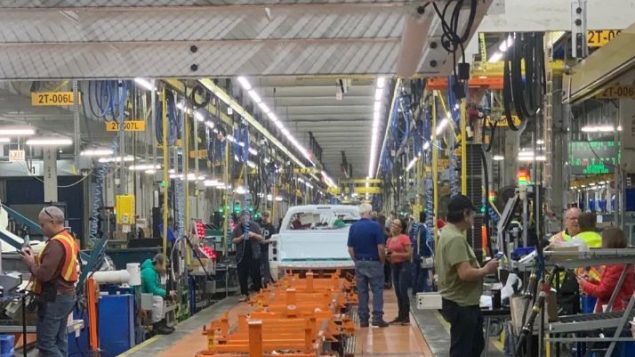 في أوجّه في الثمانينيات من القرن الماضي، بلغ عدد عمال مصنع جنرال موتورز في أوشاوا 23.000 عامل وكان ينتج 730.00 سيارة وشاحنة صغيرة في السنة - Photo : John Sandeman