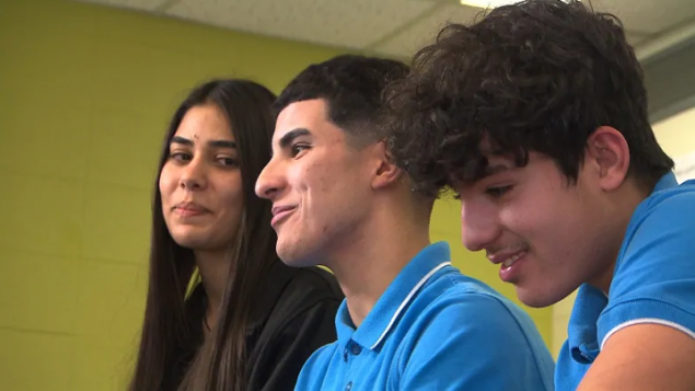 الأخوان التوأم ماسينيسا وغايا بروش، 16 عامًا من أصول جزائرية، وليا نهرا، 17 عامًا، من أصول لبنانية - Radio Canada