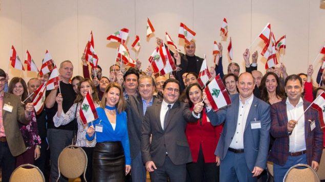 د.فؤاد زمكحل (في الوسط) محاطا بأعضاء من الجالية اللبنانيّة في مونتريال في 04/12-2019/Nicolas Dib/CCICL/Facebook