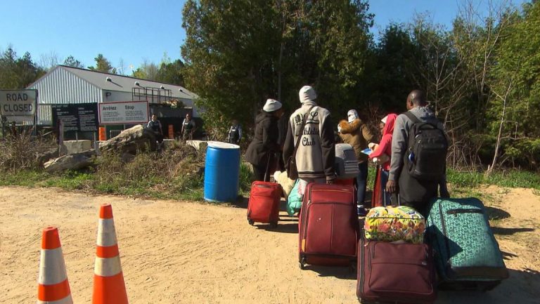 لاجئون يدخلون كندا بصورة غير نظاميّة عبر الحدود الكنديّة الأميركيّة/Radio-Canada