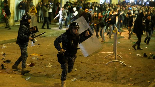 شرطة مكافحة الشغب في مواجهة المتظاهرين في وسط بيروت التجاري في 15-12-2019/Mohamed Azakir/Reuters