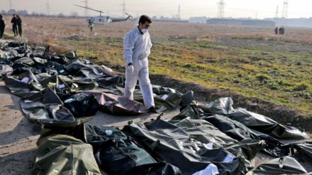 خبير الطبّ الشرعي يتفقّد موقع تحطّم الطائرة الأوكرانيّة في طهران/Ebrahim Noroozi/AP