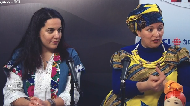 الفكاهيّة سامية اروزمان (إلى اليمين) والمدرّسة مريم بوزيّان في استديو راديو كندا الدولي/RCI