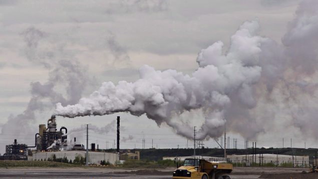 فرضت حكومة ترودو ضريبة الكربون للحد من انبعاثات الغازات الدفيئة في المقاطعات التي لا تتوفر فيها أنظمة ضريبة على الكربون خاصةٌ بها - The Canadian Press / Jason Franson