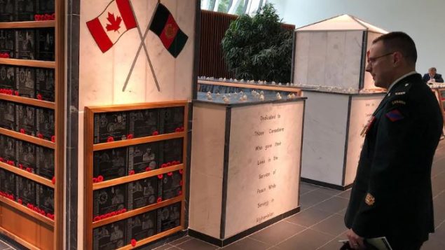 النصب التذكاري للكنديين الذين لقوا حتفهم أثناء المهمة في أفغانستان في مقر وزارة الدفاع الكندية - Radio Canada / Antoine Trépanier